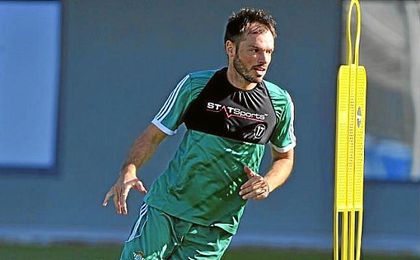 Poyet le ha trasmitido que no cuenta con él para la presente temporada. Poyet le ha trasmitido que no cuenta con él para la presente temporada.