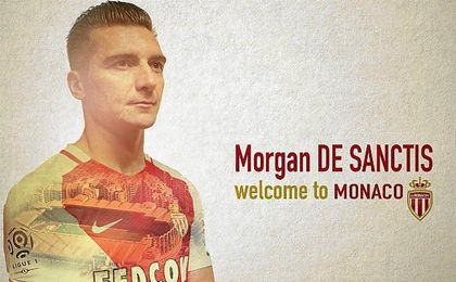 De Sanctis, con la elástica de su nuevo club. De Sanctis, con la elástica de su nuevo club.