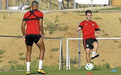 Gameiro, en un entrenamiento con el Sevilla. Gameiro, en un entrenamiento con el Sevilla.