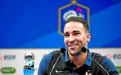 Adil Rami, durante una rueda de prensa con Francia. Adil Rami, durante una rueda de prensa con Francia.