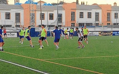 El césped del Antonio Almendro acogió el primer entrenamiento de la 16/17. El césped del Antonio Almendro acogió el primer entrenamiento de la 16/17.