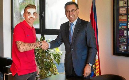 Digne, intervenido de rinoplastia, estrecha la mano de Bartomeu. Digne, intervenido de rinoplastia, estrecha la mano de Bartomeu.
