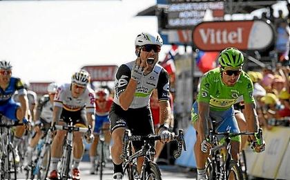 Cavendish celebra su triunfo de etapa por delante de Sagan. Cavendish celebra su triunfo de etapa por delante de Sagan.