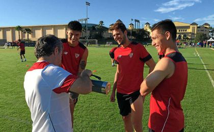 El ´Mudo´ Vázquez, en el centro, junto a Correa y Kranevitter. El ´Mudo´ Vázquez, en el centro, junto a Correa y Kranevitter.