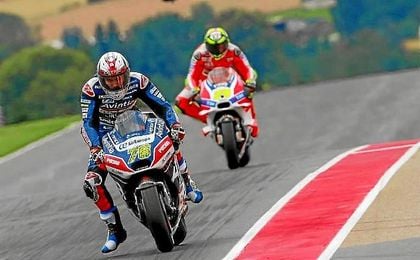 Loris Baz y Andrea Iannone sobre el circuito de Sachsenring. Loris Baz y Andrea Iannone sobre el circuito de Sachsenring.