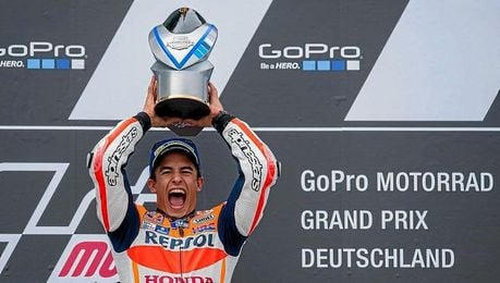 Márquez celebra su triunfo en Sachsenring. Márquez celebra su triunfo en Sachsenring.