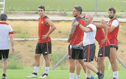 Carriço, en el centro junto a Sampaoli, quiere conservar con el argentino el rol que le dio Unai Emery. Carriço, en el centro junto a Sampaoli, quiere conservar con el argentino el rol que le dio Unai Emery.