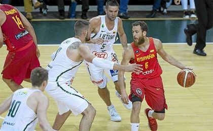 Sergio Rodríguez defendido por varios jugadores lituanos. Sergio Rodríguez defendido por varios jugadores lituanos.