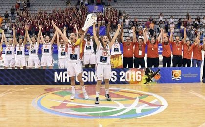 Las triunfantes jugadoras españolas celebran el título. Las triunfantes jugadoras españolas celebran el título.