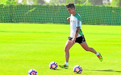 Felipe Gutiérrez, mediocampista zurdo que acaba de arribar al Betis, durante un entrenamiento reciente. Felipe Gutiérrez, mediocampista zurdo que acaba de arribar al Betis, durante un entrenamiento reciente.