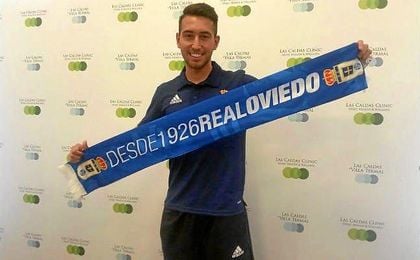 El exbético Francisco Varela posando con la bufanda de su nuevo equipo. El exbético Francisco Varela posando con la bufanda de su nuevo equipo.