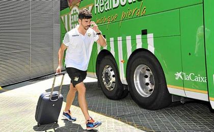 José Antonio Caro montándose en el autobús cuando aún era jugador del Betis. José Antonio Caro montándose en el autobús cuando aún era jugador del Betis.