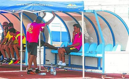 Roque Mesa habla por teléfono en el banquillo durante la sesión de ayer de Las Palmas. Roque Mesa habla por teléfono en el banquillo durante la sesión de ayer de Las Palmas.