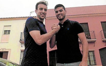 Juande y Andrés Randado, historia viva del fútbol lebrijano, posaron para ESTADIO. Juande y Andrés Randado, historia viva del fútbol lebrijano, posaron para ESTADIO.