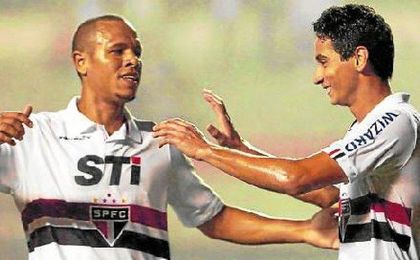 Luis Fabiano y Ganso celebran un gol con el Sao Paulo. Luis Fabiano y Ganso celebran un gol con el Sao Paulo.