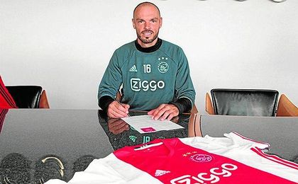Westermann firmando con el Ajax Westermann firmando con el Ajax