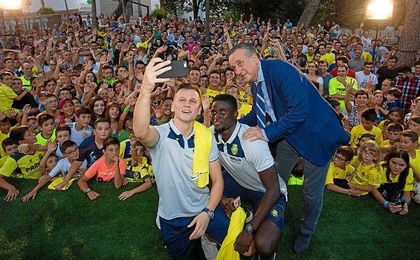 N´Diaye, Cheryshev y Fernando Roig se hacen un selfie con los aficionados. N´Diaye, Cheryshev y Fernando Roig se hacen un selfie con los aficionados.