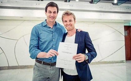 Nico Rosberg, tras rubricar su firma. Nico Rosberg, tras rubricar su firma.