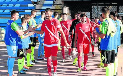 El partido comenzó con pasillos de los dos equipos. El partido comenzó con pasillos de los dos equipos.