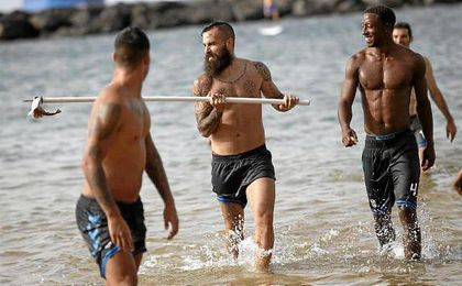 Marc Crosas, sacando del agua una cría de angelote. Marc Crosas, sacando del agua una cría de angelote.