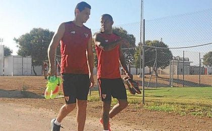 Ganso, junto a Mariano, en el entrenamiento matinal del sábado. Ganso, junto a Mariano, en el entrenamiento matinal del sábado.