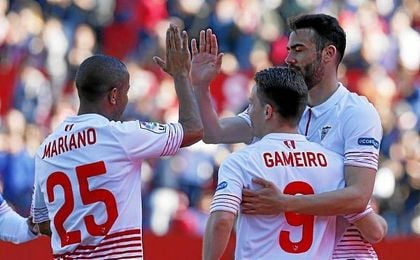 Mariano, Gameiro e Iborra son tres de los futboliostas por los que han llegado ofertas a Nervión. Mariano, Gameiro e Iborra son tres de los futboliostas por los que han llegado ofertas a Nervión.