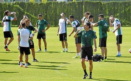 Poyet, durante un entrenamiento de pretemporada. Poyet, durante un entrenamiento de pretemporada.