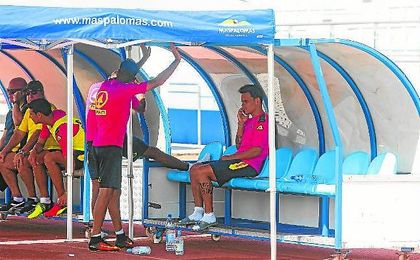 El canario Roque Mesa espera la llamada desde Las Palmas, donde se resisten a su adiós. El canario Roque Mesa espera la llamada desde Las Palmas, donde se resisten a su adiós.