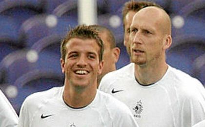 Rafael Van der Vaart y Jaap Stam, durante un entrenamiento. Rafael Van der Vaart y Jaap Stam, durante un entrenamiento.