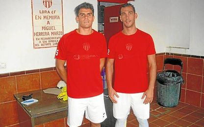 Duvi (izquierda) en su presentación como jugador del Lora C.F. Duvi (izquierda) en su presentación como jugador del Lora C.F.