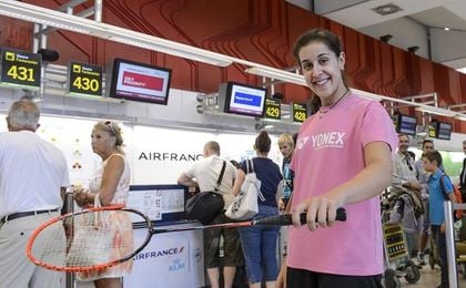 Carolina Marín posa con su raqueta en el aeropuerto. Carolina Marín posa con su raqueta en el aeropuerto.