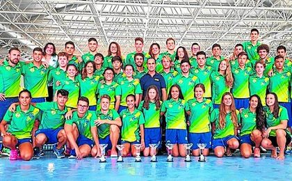 Foto de grupo de la expedición del Club Natación Mairena en Málaga. Foto de grupo de la expedición del Club Natación Mairena en Málaga.