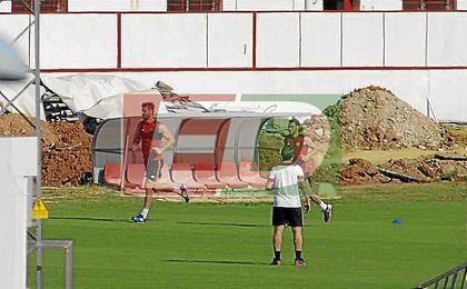 Llorente y Cristóforo entrenan en solitario en la ciudad deportiva sevillista. Llorente y Cristóforo entrenan en solitario en la ciudad deportiva sevillista.