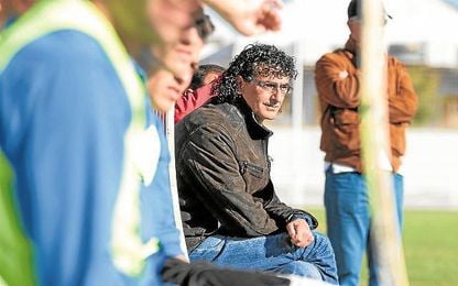 En la imagen, Manuel Orozco, entrenador del Torreblanca, observa un encuentro de su equipo. En la imagen, Manuel Orozco, entrenador del Torreblanca, observa un encuentro de su equipo.