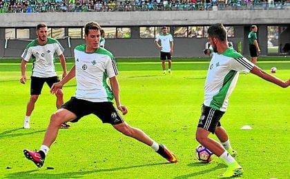 En la imagen, Cejudo, Álex Alegría y Ceballos, tres de los diez canteranos que están en Alemania. En la imagen, Cejudo, Álex Alegría y Ceballos, tres de los diez canteranos que están en Alemania.