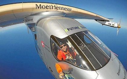 Fotografía del piloto, Bertrand Piccard, mientras pilota el Solar Impulse II. Fotografía del piloto, Bertrand Piccard, mientras pilota el Solar Impulse II.