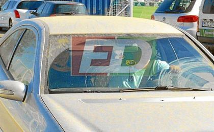 El holandés, de copiloto, saliendo de la ciudad deportiva. El holandés, de copiloto, saliendo de la ciudad deportiva.
