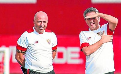 Juanma Lillo sigue atento, junto a Jorge Sampaoli, un entrenamiento del conjunto nervionense. Juanma Lillo sigue atento, junto a Jorge Sampaoli, un entrenamiento del conjunto nervionense.