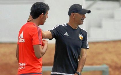 Pako Ayestarán intenta convencer a Dani Parejo de que tiene que ser importante en el Valencia. Pako Ayestarán intenta convencer a Dani Parejo de que tiene que ser importante en el Valencia.