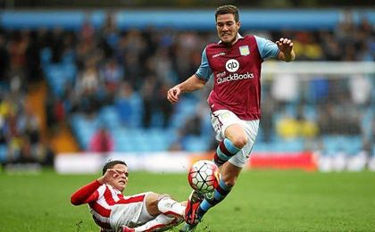 Jordan Veretout intentado escaparse de Afellay en un partido del Aston Villa. Jordan Veretout intentado escaparse de Afellay en un partido del Aston Villa.