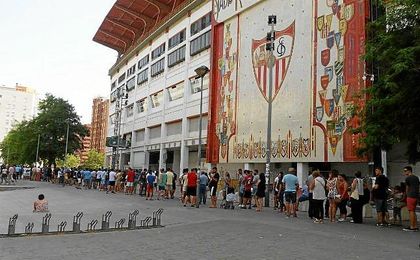 Aficionados sevillistas esperando su turno este viernes para hacerse con una entrada. Aficionados sevillistas esperando su turno este viernes para hacerse con una entrada.