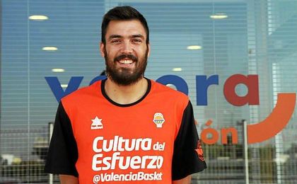 Pierre Oriola posa con los colores de su nuevo equipo. Pierre Oriola posa con los colores de su nuevo equipo.