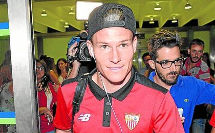 Gameiro, en su llegada al aeropuerto de San Pablo (Sevilla) una vez que el club volviera del ´stage´ en Orlando. Gameiro, en su llegada al aeropuerto de San Pablo (Sevilla) una vez que el club volviera del ´stage´ en Orlando.