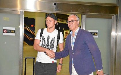 Zozulya y Torrecilla, a la llegada del ucraniano a Sevilla. Zozulya y Torrecilla, a la llegada del ucraniano a Sevilla.