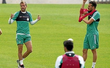 Van der Vaart abandonará el Betis tras una temporada aciaga. Van der Vaart abandonará el Betis tras una temporada aciaga.