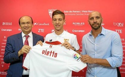 Vietto, junto a Castro y Monchi en su presentación. Vietto, junto a Castro y Monchi en su presentación.