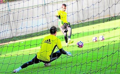 Adán, que en la imagen efectúa un disparo con Manu Herrera bajo palos, fue uno de los tres jugadores verdiblancos que no viajaron a Faro. Adán, que en la imagen efectúa un disparo con Manu Herrera bajo palos, fue uno de los tres jugadores verdiblancos que no viajaron a Faro.