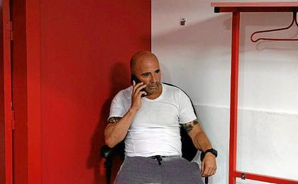 El técnico del Sevilla atendiendo su teléfono antes de la rueda de prensa de este mediodía. El técnico del Sevilla atendiendo su teléfono antes de la rueda de prensa de este mediodía.