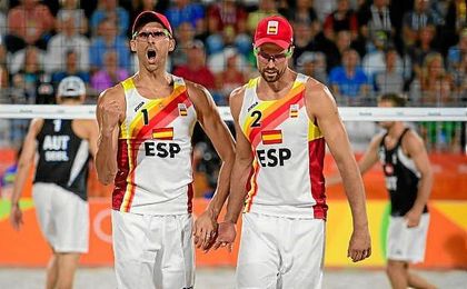Herrera y Gavira celebran un punto ante los austríacos. Herrera y Gavira celebran un punto ante los austríacos.