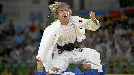 Laura Gómez celebra su triunfo sobre turca Babamuratova. Laura Gómez celebra su triunfo sobre turca Babamuratova.